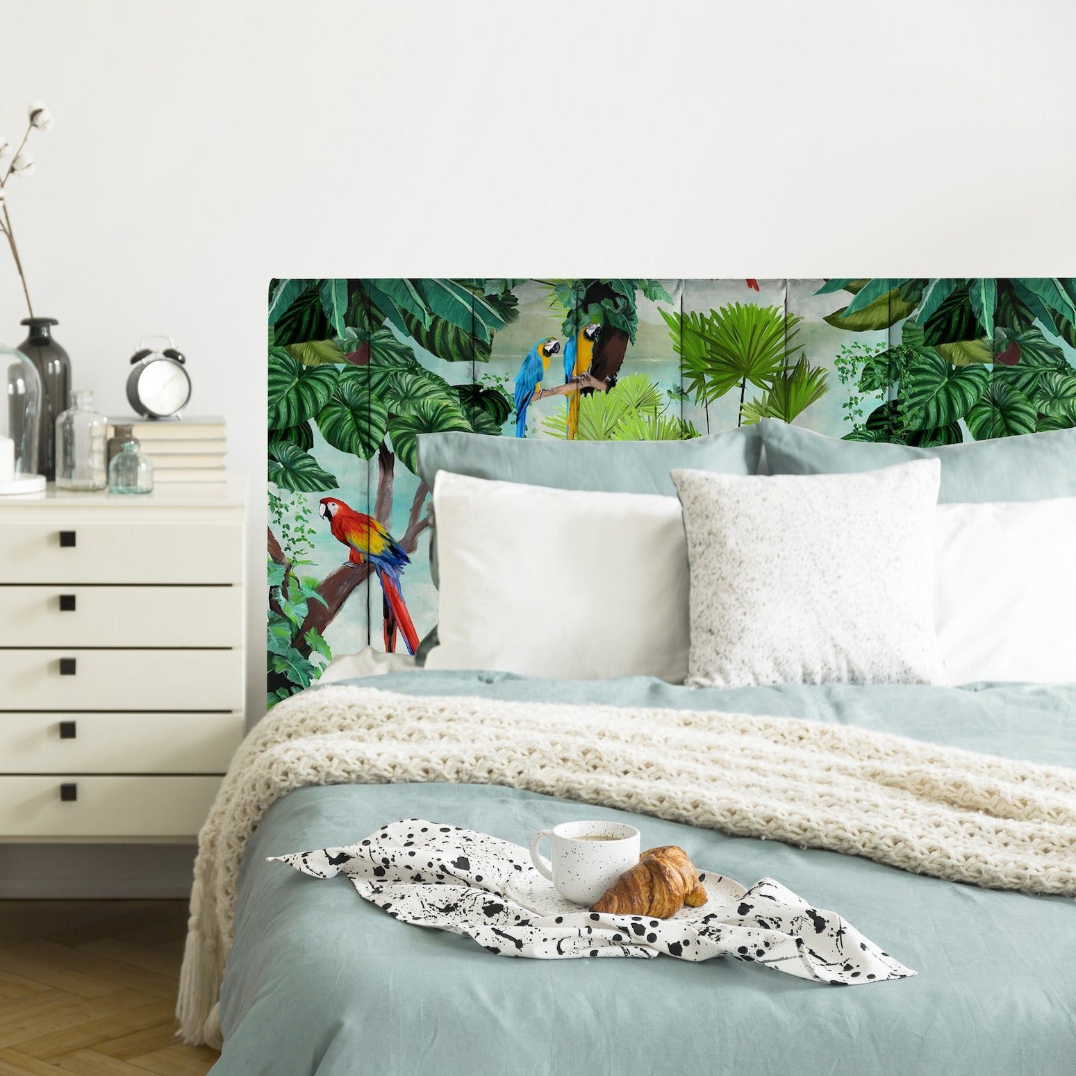 We have turned our gorgeous wallpaper; Tropical Macaw into a gorgeous printed velvet. The headboard has simple vertical stitch lines, running the height of the headboard for added detail. The result is stunning! Note: Placement of parrots can vary. All our headboards are made to order in Auckland, NZ, please allow 6-8 weeks for production.